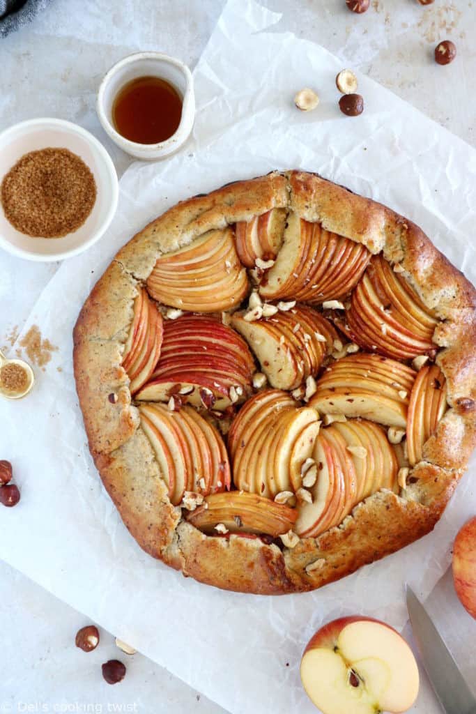 La tarte rustique aux pommes et aux noisettes est une tarte toute simple réalisée avec une pâte aux noisettes absolument irrésistible.