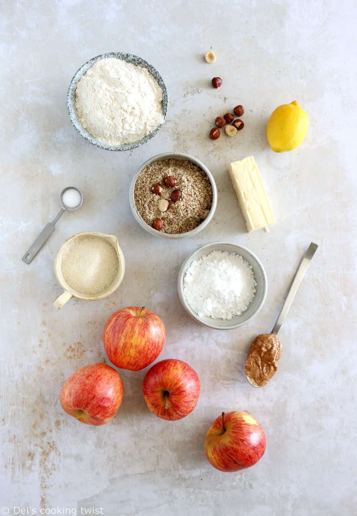 La tarte rustique aux pommes et aux noisettes est une tarte toute simple réalisée avec une pâte aux noisettes absolument irrésistible.