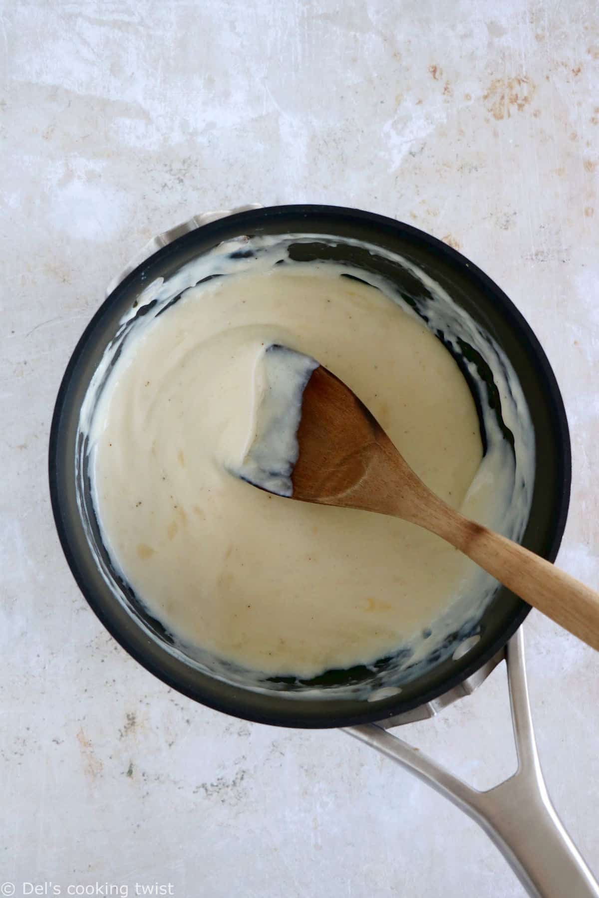 Retrouvez dans cette moussaka végétarienne des aubergines, des saveurs légèrement fumées et une sauce béchamel crémeuse.