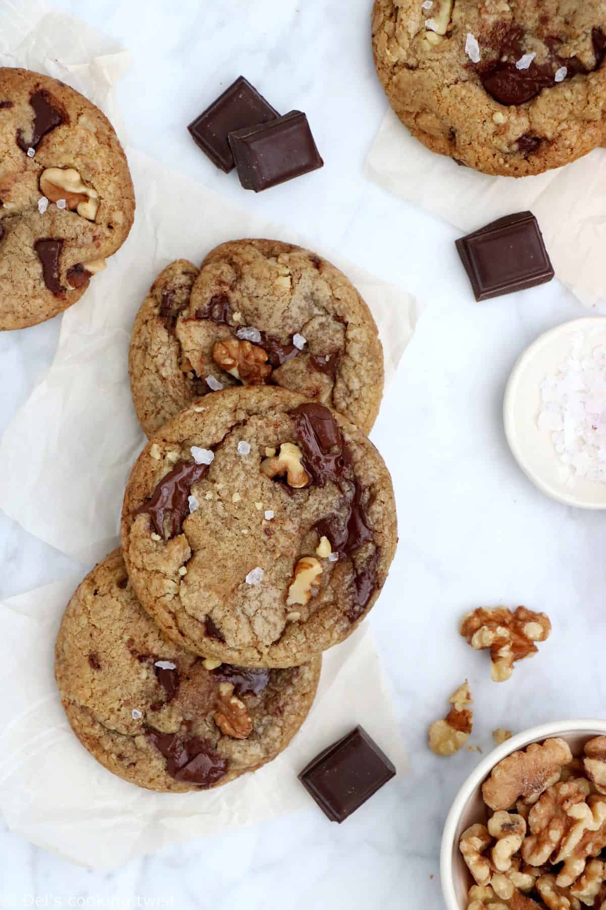 Croquants et légèrement croustillants en surface, tendres à l'intérieur, ces cookies aux noix, beurre noisette et chocolat sont une petite merveille de gourmandise.