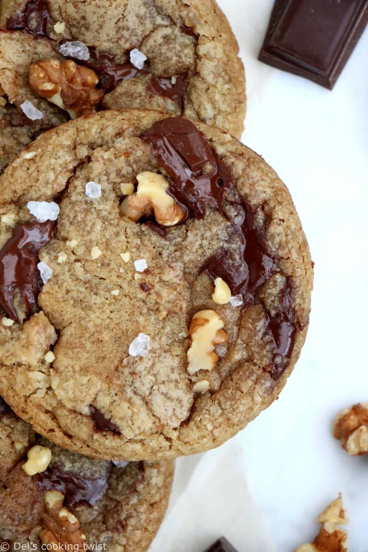 Croquants et légèrement croustillants en surface, tendres à l'intérieur, ces cookies aux noix, beurre noisette et chocolat sont une petite merveille de gourmandise.