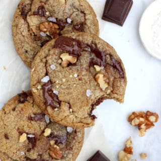 Croquants et légèrement croustillants en surface, tendres à l'intérieur, ces cookies aux noix, beurre noisette et chocolat sont une petite merveille de gourmandise.