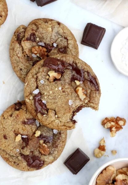 Croquants et légèrement croustillants en surface, tendres à l'intérieur, ces cookies aux noix, beurre noisette et chocolat sont une petite merveille de gourmandise.