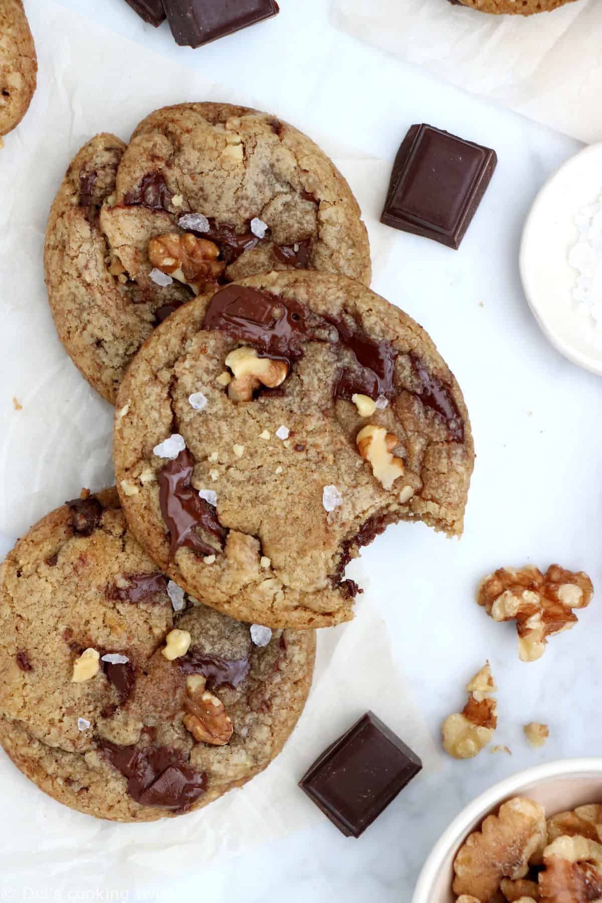 Croquants et légèrement croustillants en surface, tendres à l'intérieur, ces cookies aux noix, beurre noisette et chocolat sont une petite merveille de gourmandise.