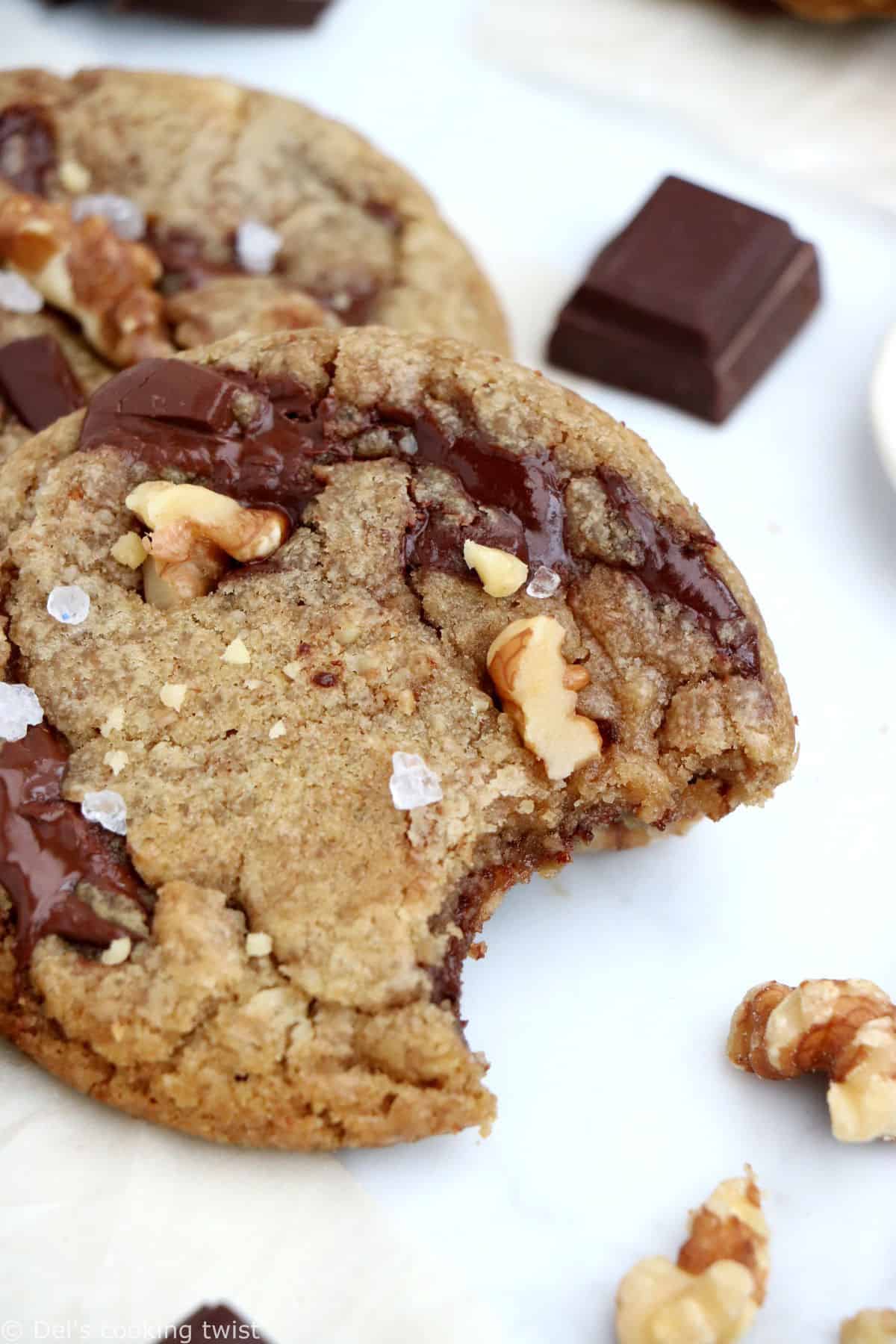 Croquants et légèrement croustillants en surface, tendres à l'intérieur, ces cookies aux noix, beurre noisette et chocolat sont une petite merveille de gourmandise.