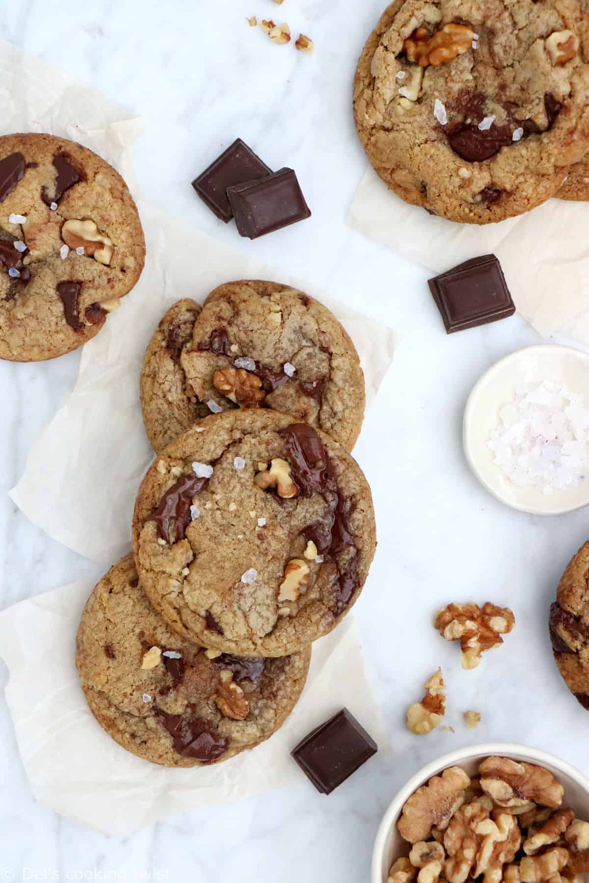 Croquants et légèrement croustillants en surface, tendres à l'intérieur, ces cookies aux noix, beurre noisette et chocolat sont une petite merveille de gourmandise.