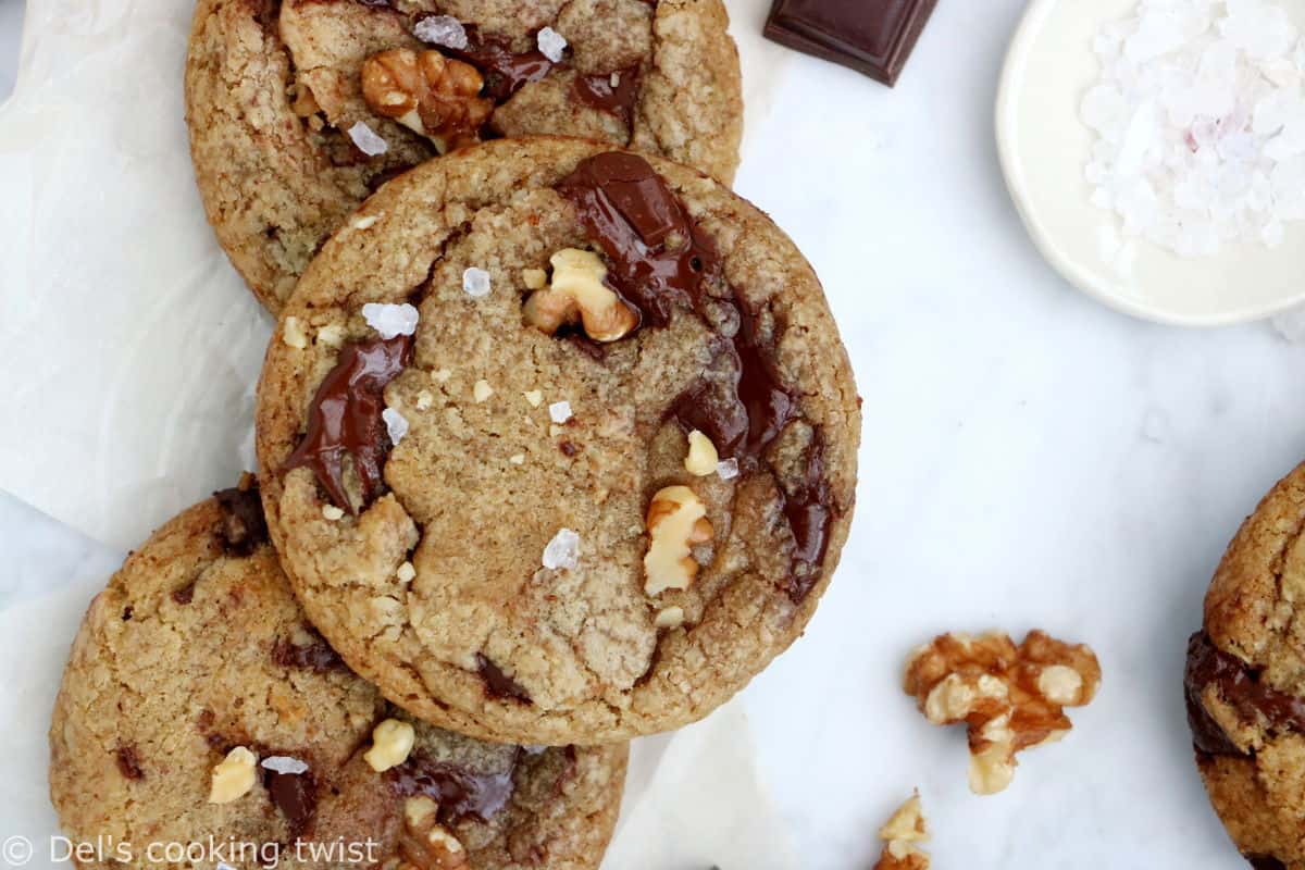 Croquants et légèrement croustillants en surface, tendres à l'intérieur, ces cookies aux noix, beurre noisette et chocolat sont une petite merveille de gourmandise.