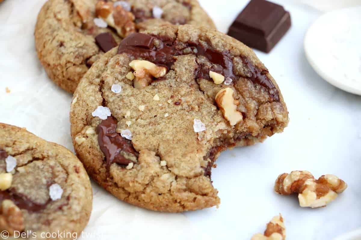 Croquants et légèrement croustillants en surface, tendres à l'intérieur, ces cookies aux noix, beurre noisette et chocolat sont une petite merveille de gourmandise.