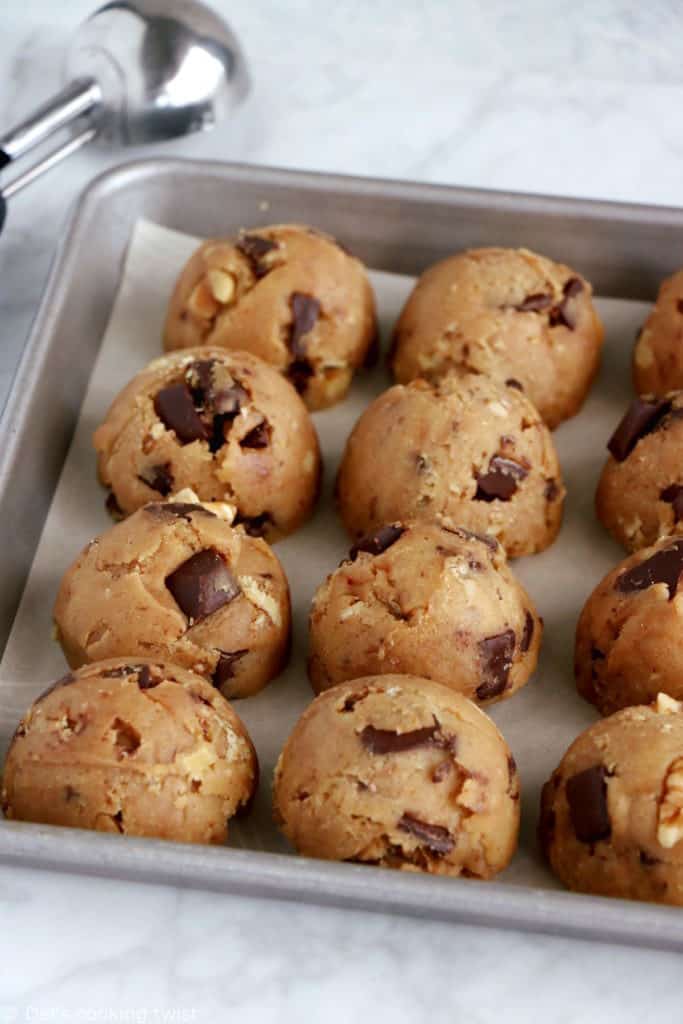 Croquants et légèrement croustillants en surface, tendres à l'intérieur, ces cookies aux noix, beurre noisette et chocolat sont une petite merveille de gourmandise.