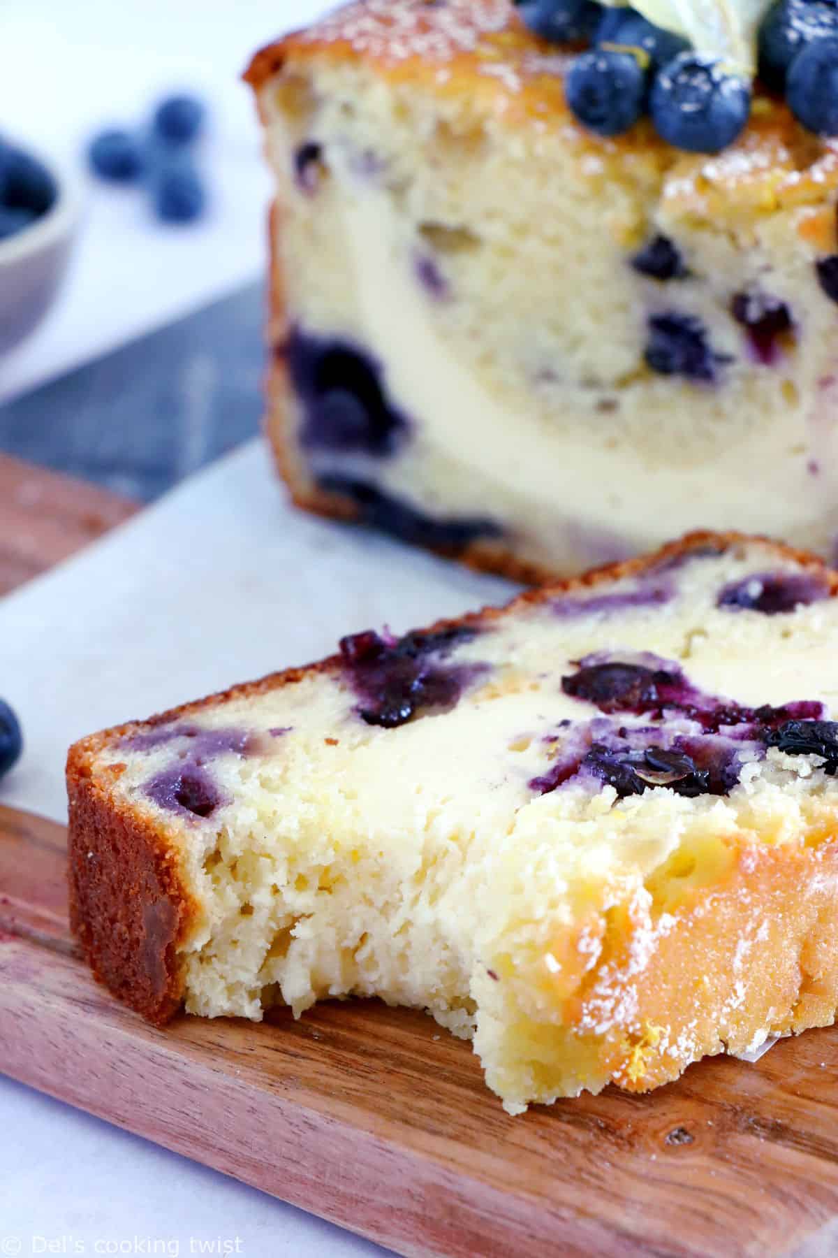 Ce cake citron-myrtilles marbré au fromage frais est un dessert subtilement parfumé au citron, garni de myrtilles juteuses, avec un coeur de fromage frais façon cheesecake.