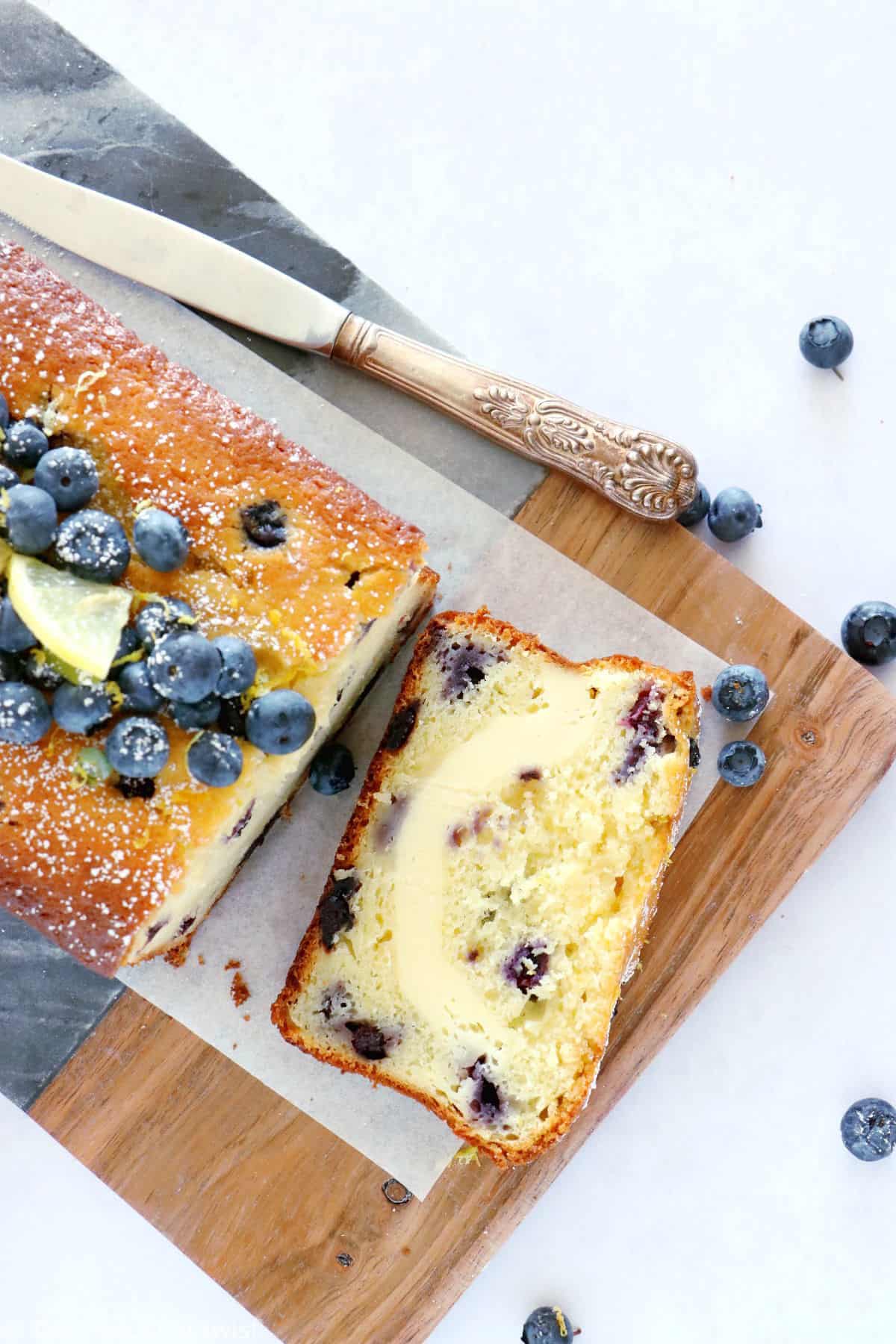 Ce cake citron-myrtilles marbré au fromage frais est un dessert subtilement parfumé au citron, garni de myrtilles juteuses, avec un coeur de fromage frais façon cheesecake.