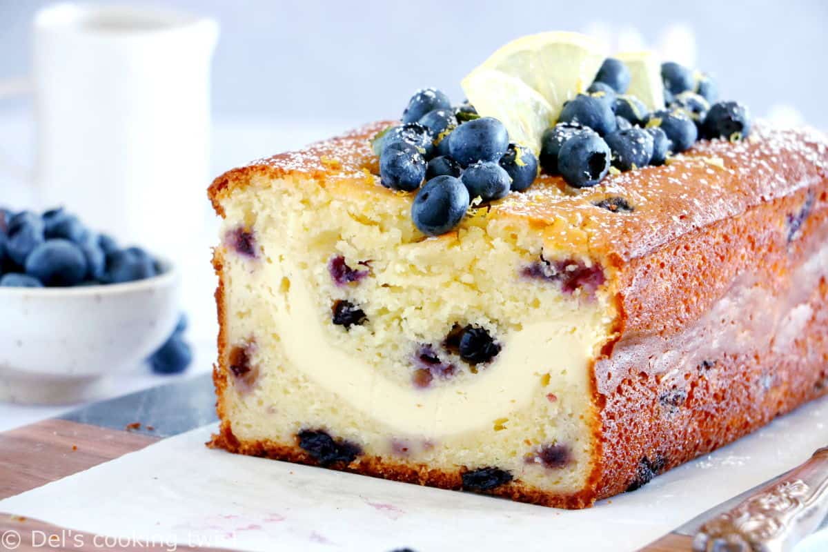 Ce cake citron-myrtilles marbré au fromage frais est un dessert subtilement parfumé au citron, garni de myrtilles juteuses, avec un coeur de fromage frais façon cheesecake.