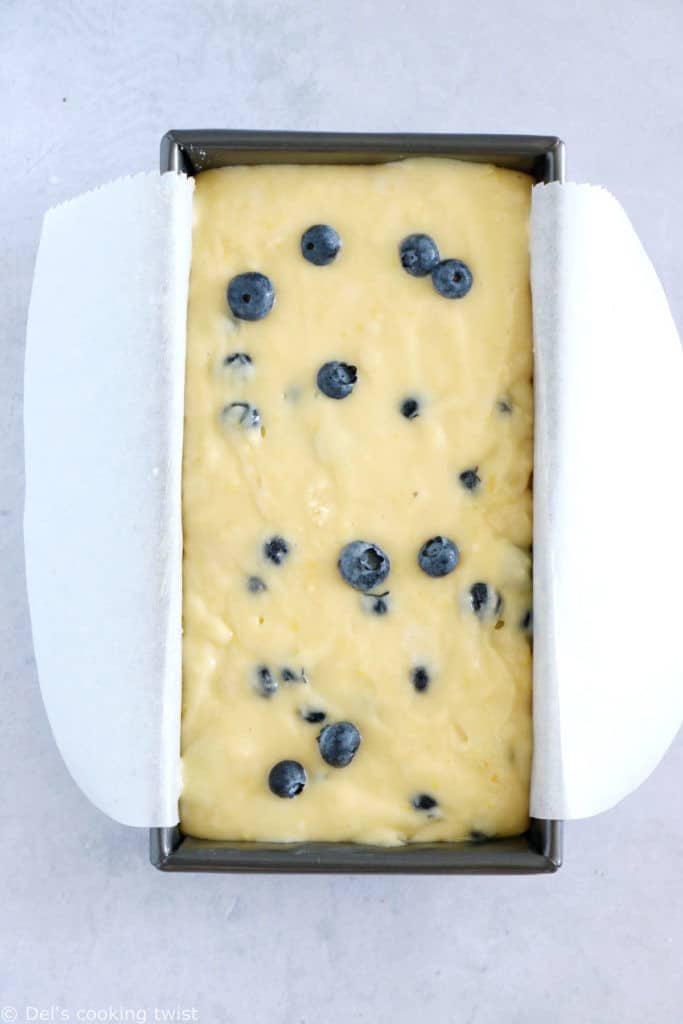 Ce cake citron-myrtilles marbré au fromage frais est un dessert subtilement parfumé au citron, garni de myrtilles juteuses, avec un coeur de fromage frais façon cheesecake.