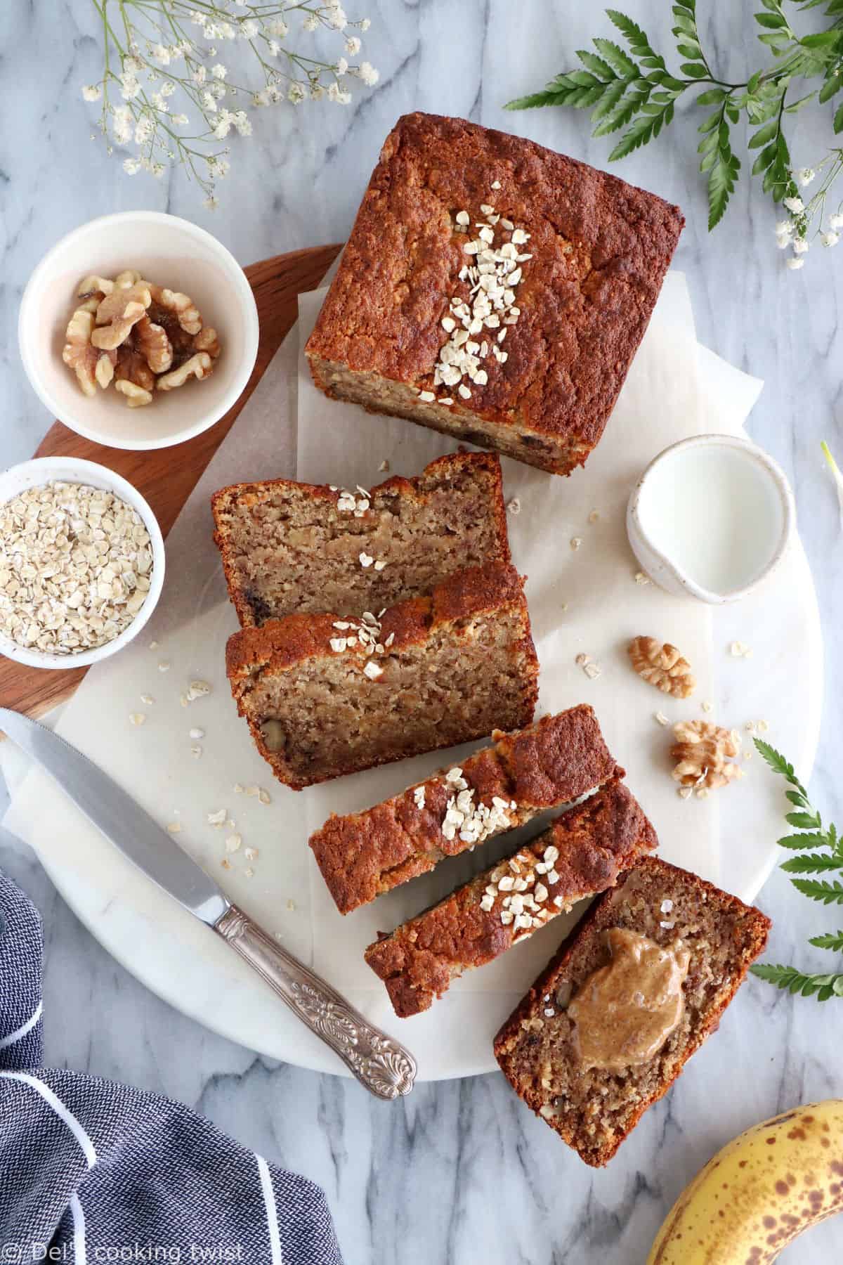 Ce banana bread sans gluten réalisé avec un mélange de 3 farines sans gluten est directement inspiré de mon banana bread ultra moelleux.