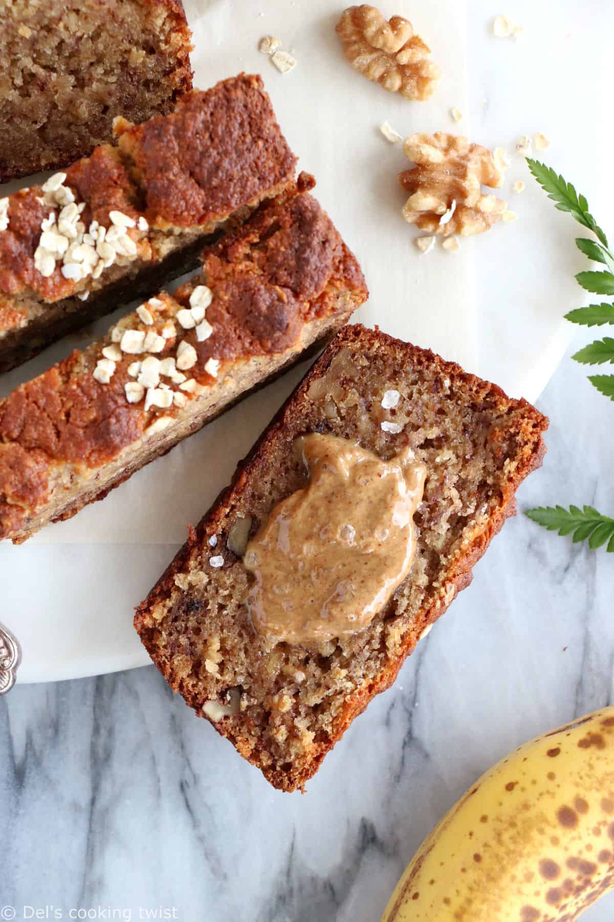 Ce banana bread sans gluten réalisé avec un mélange de 3 farines sans gluten est directement inspiré de mon banana bread ultra moelleux.