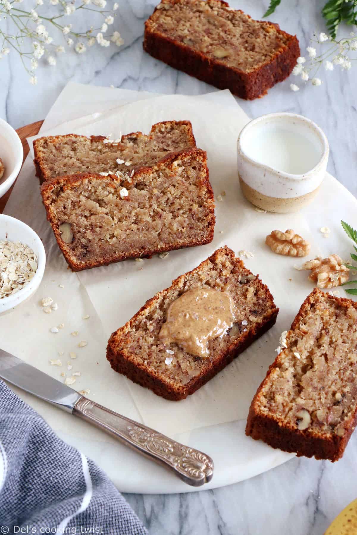 Ce banana bread sans gluten réalisé avec un mélange de 3 farines sans gluten est directement inspiré de mon banana bread ultra moelleux.