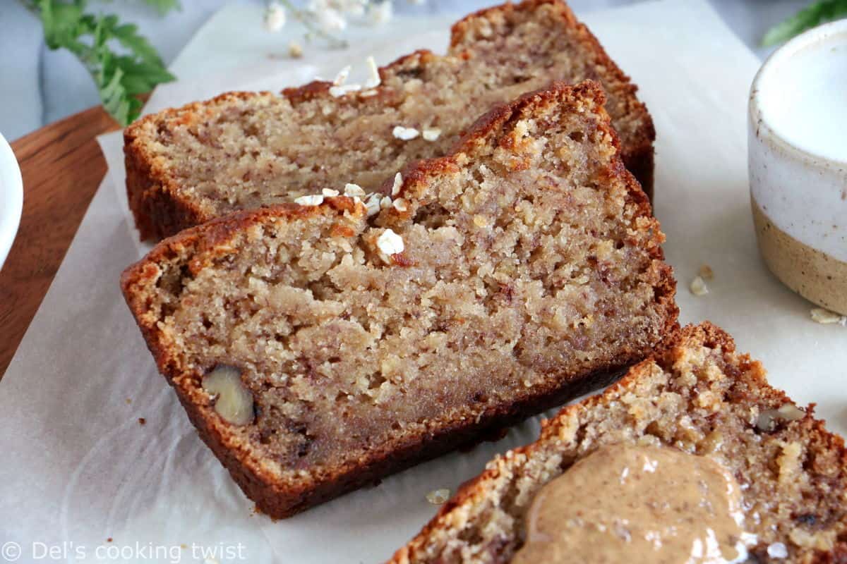 Ce banana bread sans gluten réalisé avec un mélange de 3 farines sans gluten est directement inspiré de mon banana bread ultra moelleux.