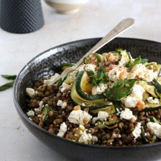 À la fois simple et savoureuse, cette salade de lentilles, courgettes, feta et menthe est parfaite en plat unique pour un déjeuner rapide ou en pique-nique.