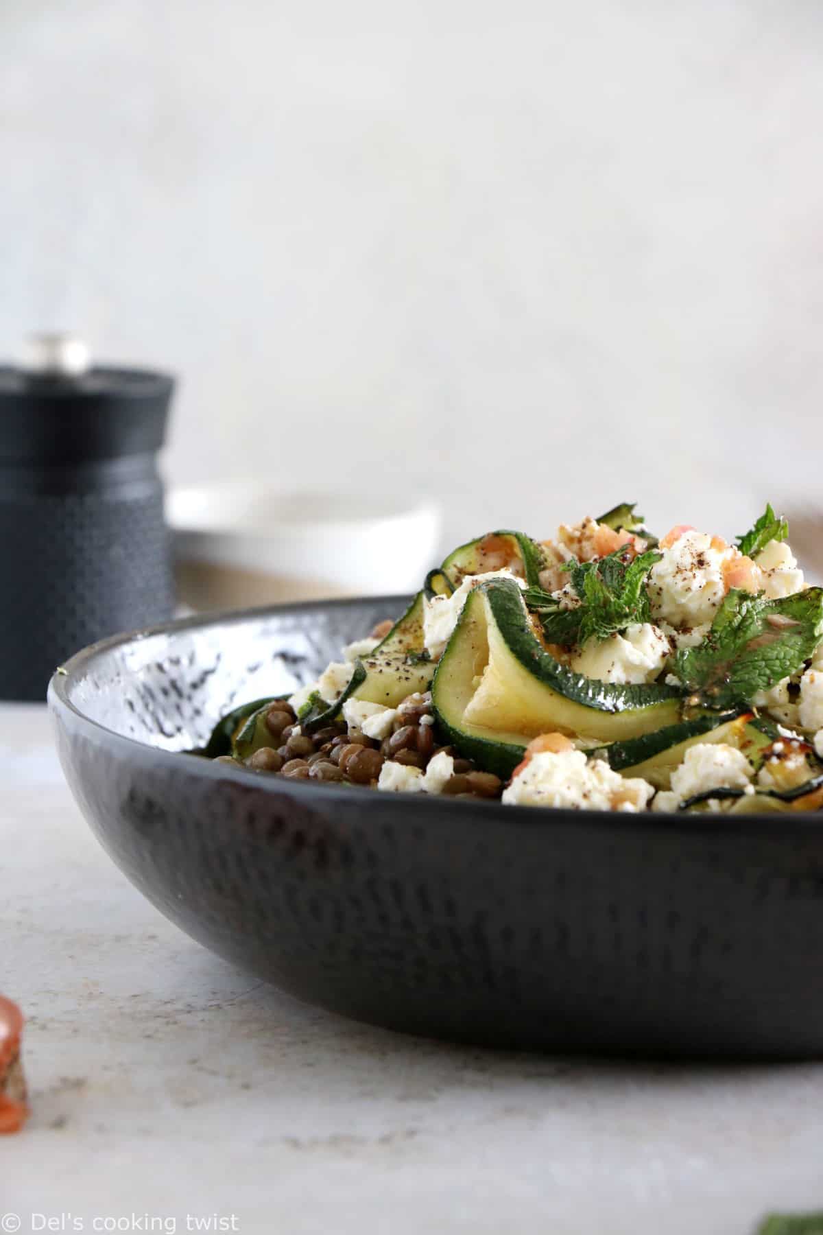 À la fois simple et savoureuse, cette salade de lentilles, courgettes, feta et menthe est parfaite en plat unique pour un déjeuner rapide ou en pique-nique.