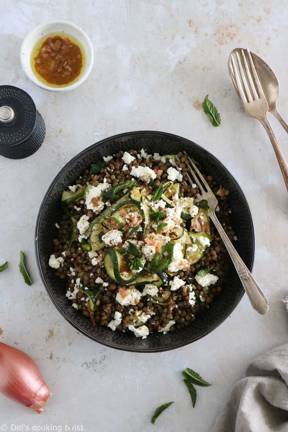À la fois simple et savoureuse, cette salade de lentilles, courgettes, feta et menthe est parfaite en plat unique pour un déjeuner rapide ou en pique-nique.