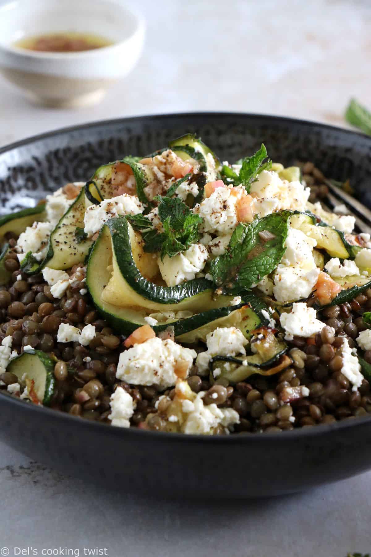 À la fois simple et savoureuse, cette salade de lentilles, courgettes, feta et menthe est parfaite en plat unique pour un déjeuner rapide ou en pique-nique.