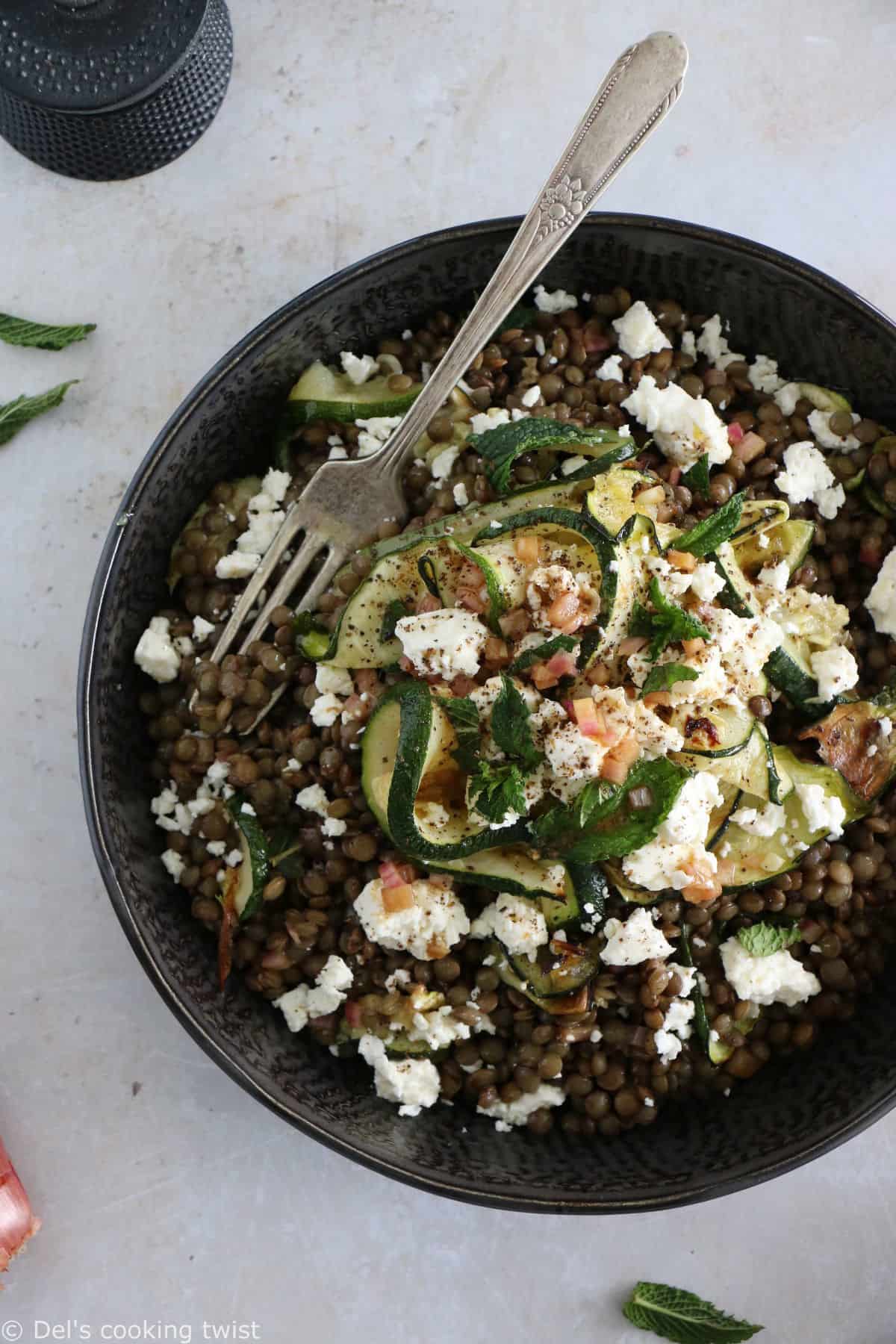 À la fois simple et savoureuse, cette salade de lentilles, courgettes, feta et menthe est parfaite en plat unique pour un déjeuner rapide ou en pique-nique.