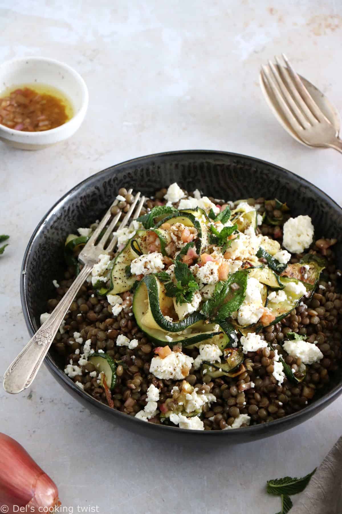 À la fois simple et savoureuse, cette salade de lentilles, courgettes, feta et menthe est parfaite en plat unique pour un déjeuner rapide ou en pique-nique.