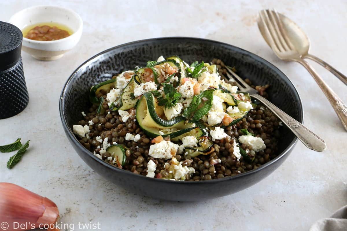 À la fois simple et savoureuse, cette salade de lentilles, courgettes, feta et menthe est parfaite en plat unique pour un déjeuner rapide ou en pique-nique.