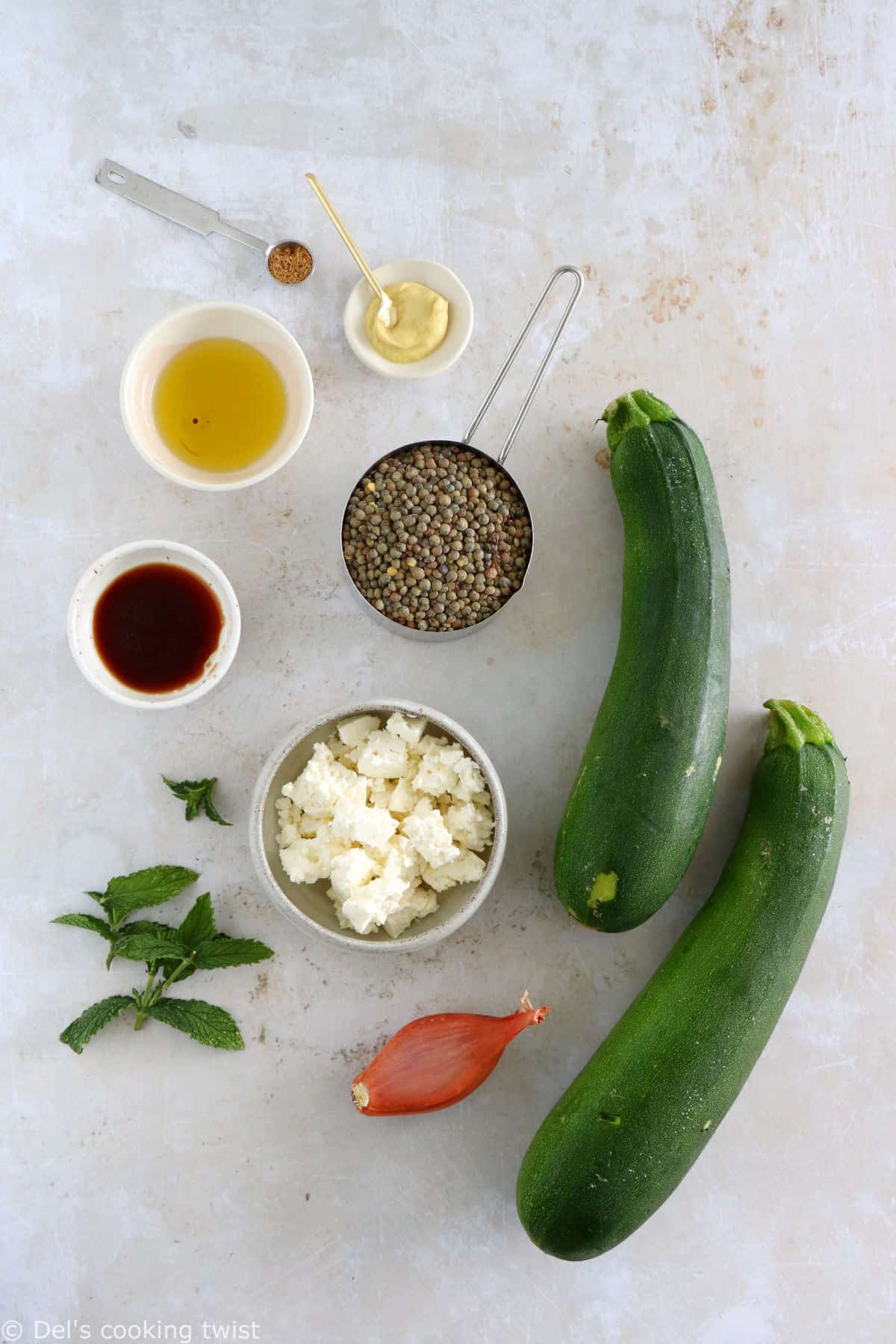 À la fois simple et savoureuse, cette salade de lentilles, courgettes, feta et menthe est parfaite en plat unique pour un déjeuner rapide ou en pique-nique.