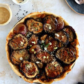 À la croisée d'inspirations culinaires asiatiques et française, la tarte tatin aux aubergines au miso est subtile, originale et délicieuse.