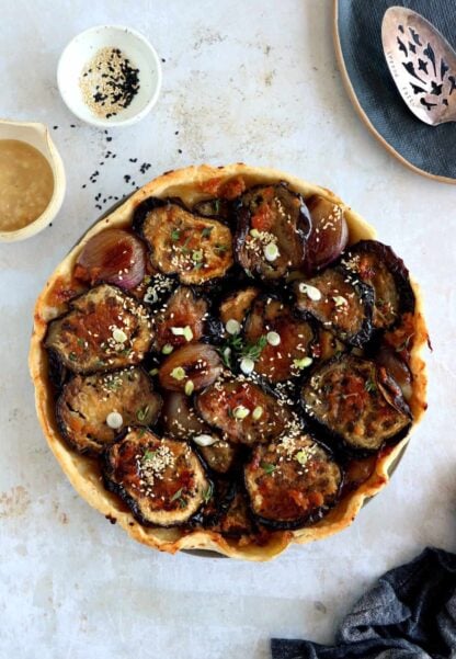 À la croisée d'inspirations culinaires asiatiques et française, la tarte tatin aux aubergines au miso est subtile, originale et délicieuse.