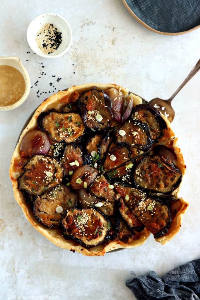 À la croisée d'inspirations culinaires asiatiques et française, la tarte tatin aux aubergines au miso est subtile, originale et délicieuse.