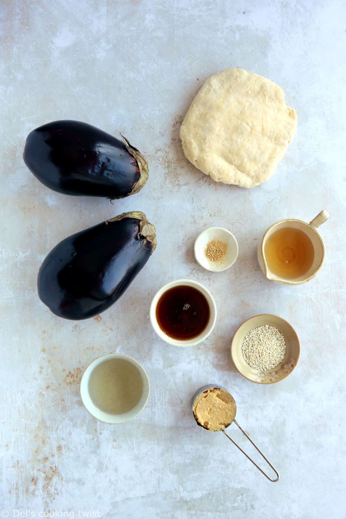 À la croisée d'inspirations culinaires asiatiques et française, la tarte tatin aux aubergines au miso est subtile, originale et délicieuse.