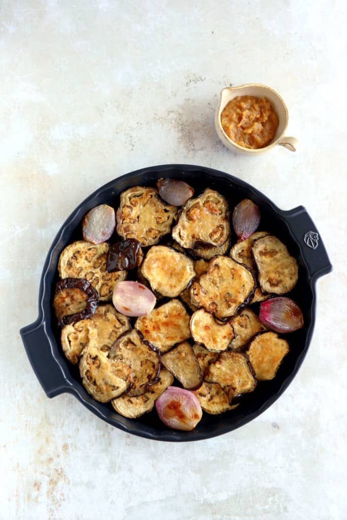 À la croisée d'inspirations culinaires asiatiques et française, la tarte tatin aux aubergines au miso est subtile, originale et délicieuse.