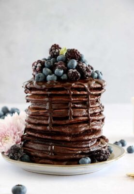 Ces pancakes au chocolat sont très chocolatés, bien moelleux et recouverts d'une sauce au chocolat très gourmande.
