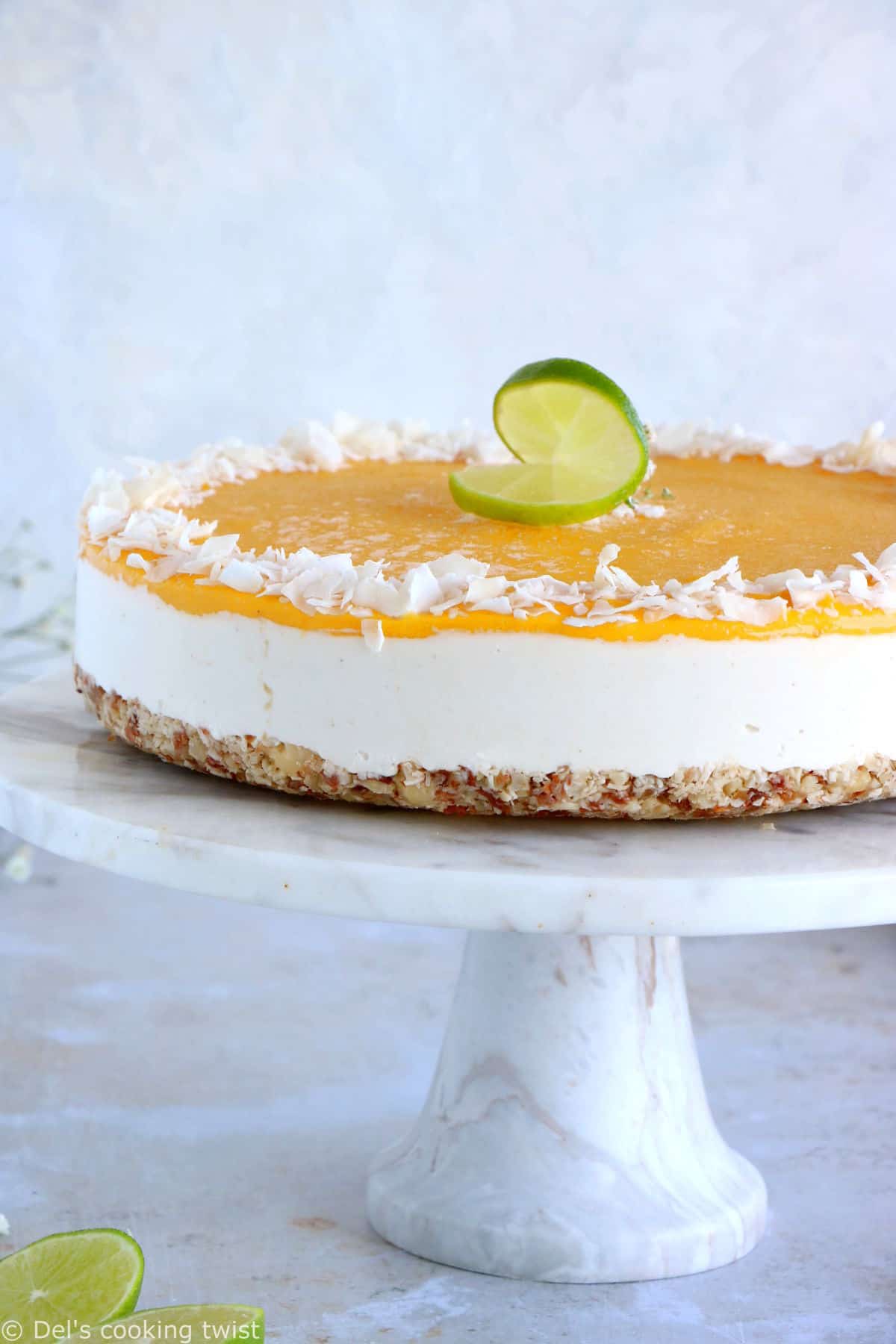 Ce cheesecake cru à la mange et à la noix de coco est un dessert rafraîchissant et très fruité. À la fois vegan, sans gluten et sucré naturellement, c'est le dessert "healthy" par excellence.