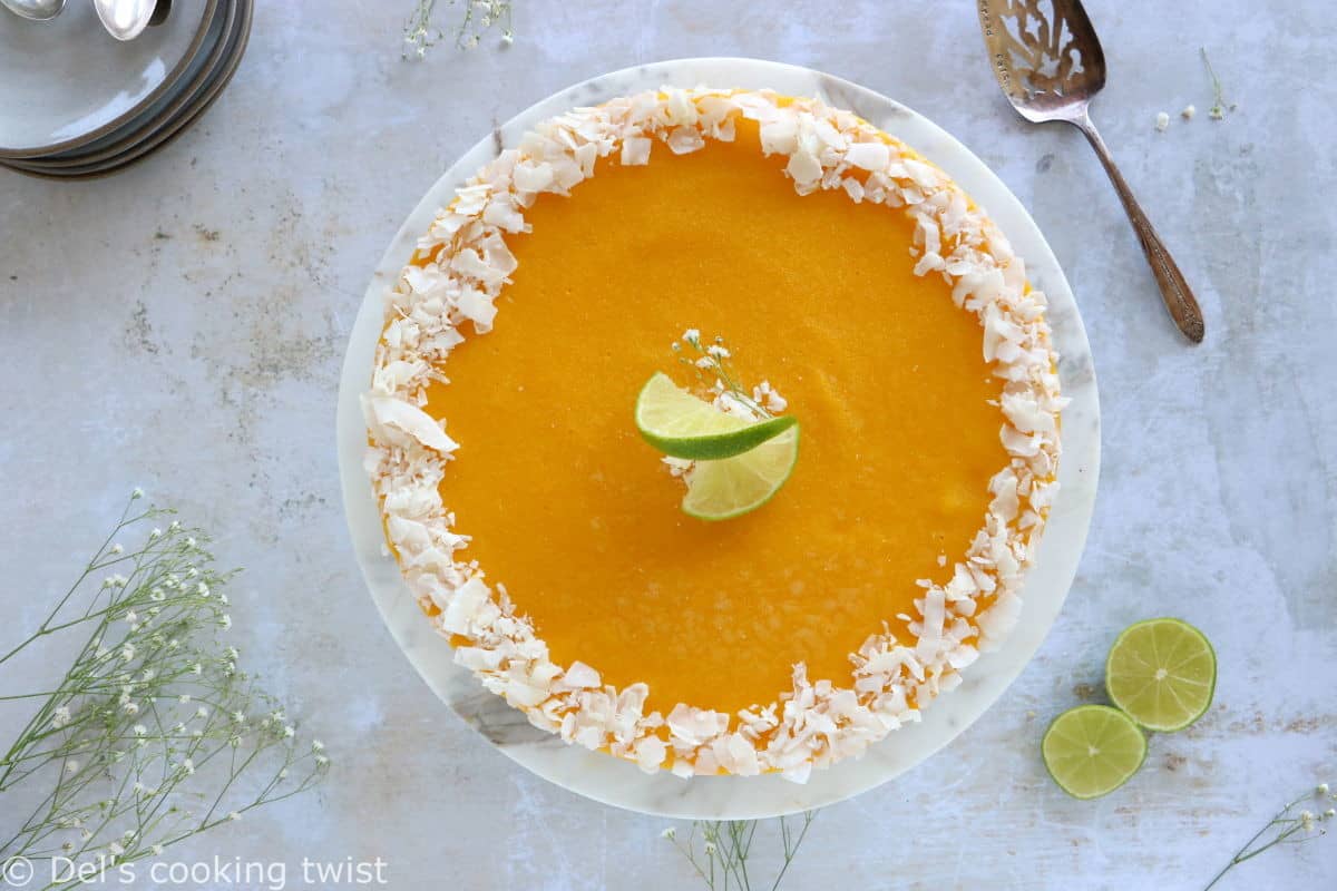 Ce cheesecake cru à la mange et à la noix de coco est un dessert rafraîchissant et très fruité. À la fois vegan, sans gluten et sucré naturellement, c'est le dessert "healthy" par excellence.