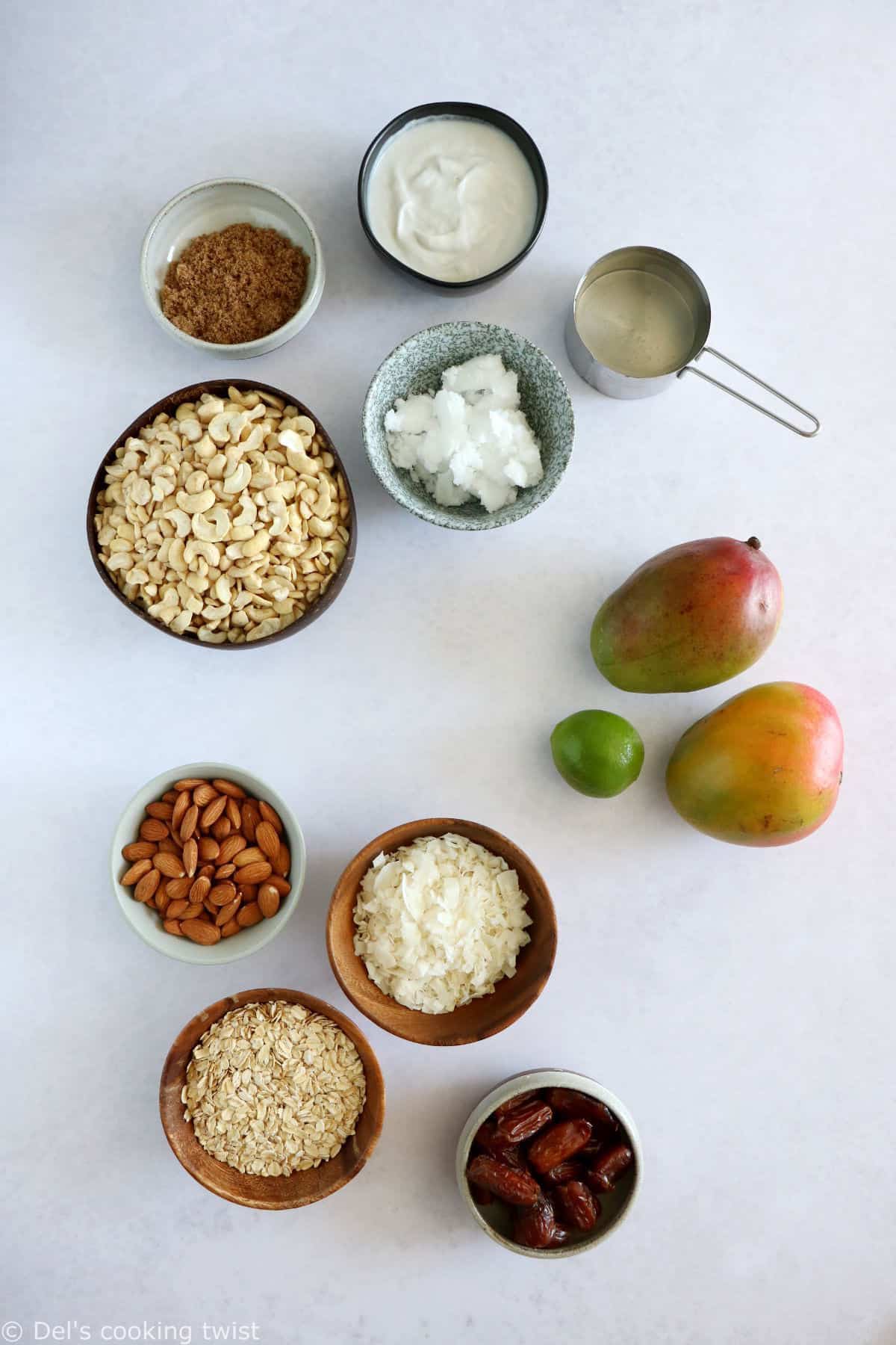 Ce cheesecake cru à la mange et à la noix de coco est un dessert rafraîchissant et très fruité. À la fois vegan, sans gluten et sucré naturellement, c'est le dessert "healthy" par excellence.