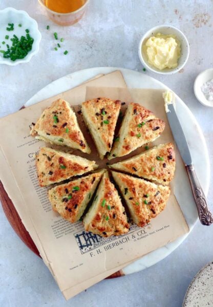 Réalisés en 30 minutes, ces scones salés au parmesan et aux herbes égaieront vos apéritifs entre amis en toute simplicité.