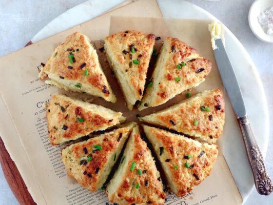 Réalisés en 30 minutes, ces scones salés au parmesan et aux herbes égaieront vos apéritifs entre amis en toute simplicité.