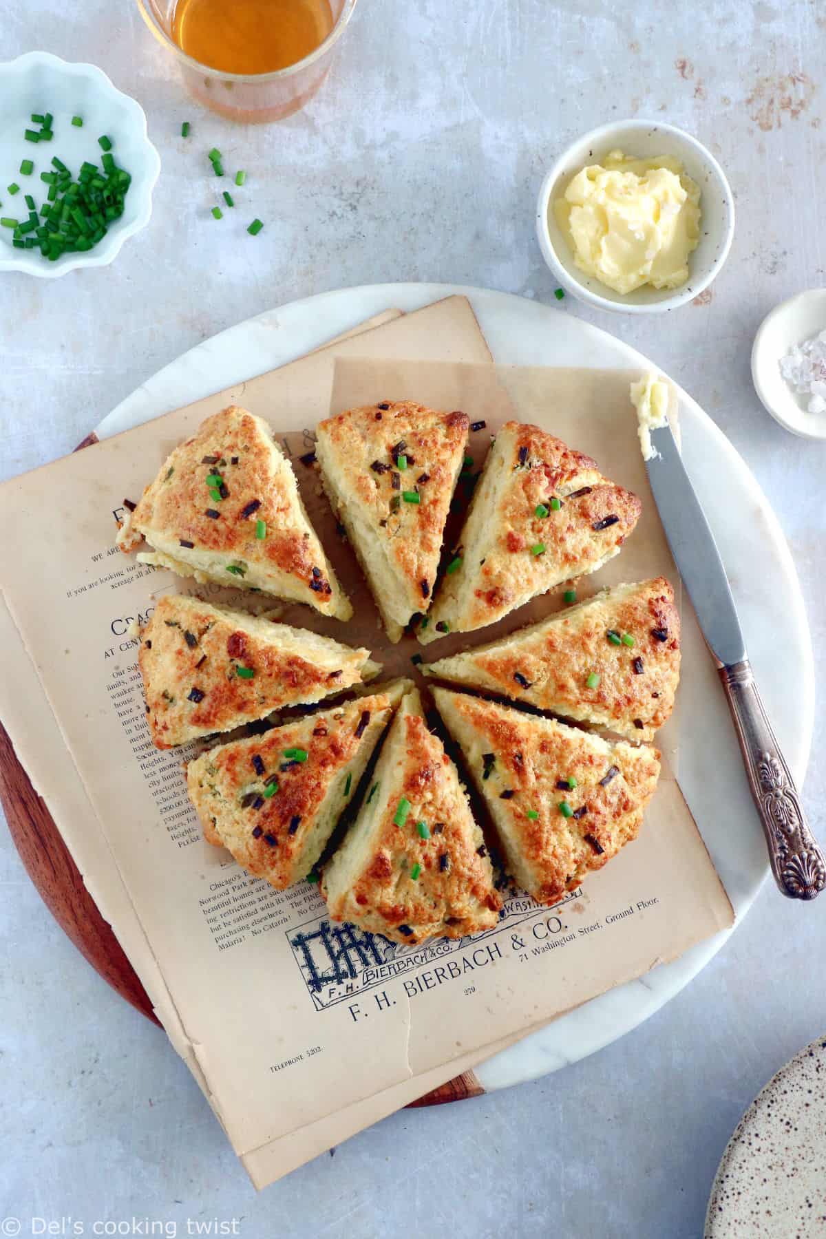 Réalisés en 30 minutes, ces scones salés au parmesan et aux herbes égaieront vos apéritifs entre amis en toute simplicité.