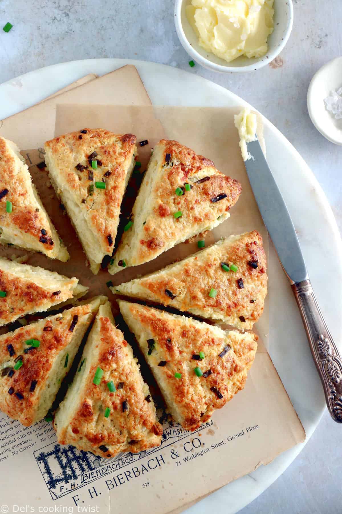 Réalisés en 30 minutes, ces scones salés au parmesan et aux herbes égaieront vos apéritifs entre amis en toute simplicité.