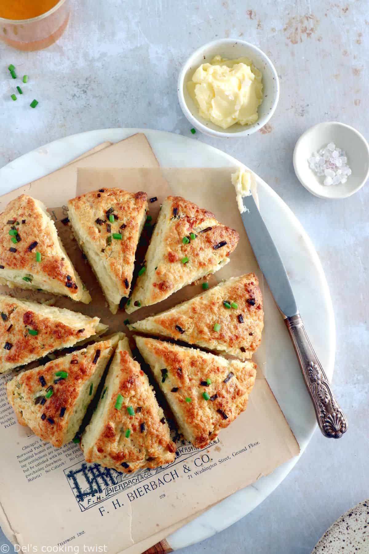 Réalisés en 30 minutes, ces scones salés au parmesan et aux herbes égaieront vos apéritifs entre amis en toute simplicité.