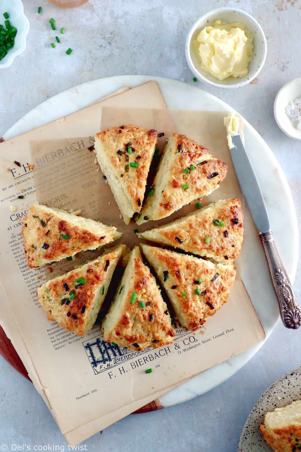 Réalisés en 30 minutes, ces scones salés au parmesan et aux herbes égaieront vos apéritifs entre amis en toute simplicité.