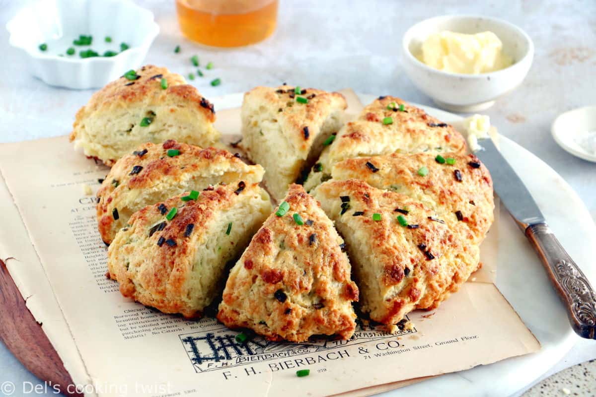 Réalisés en 30 minutes, ces scones salés au parmesan et aux herbes égaieront vos apéritifs entre amis en toute simplicité.