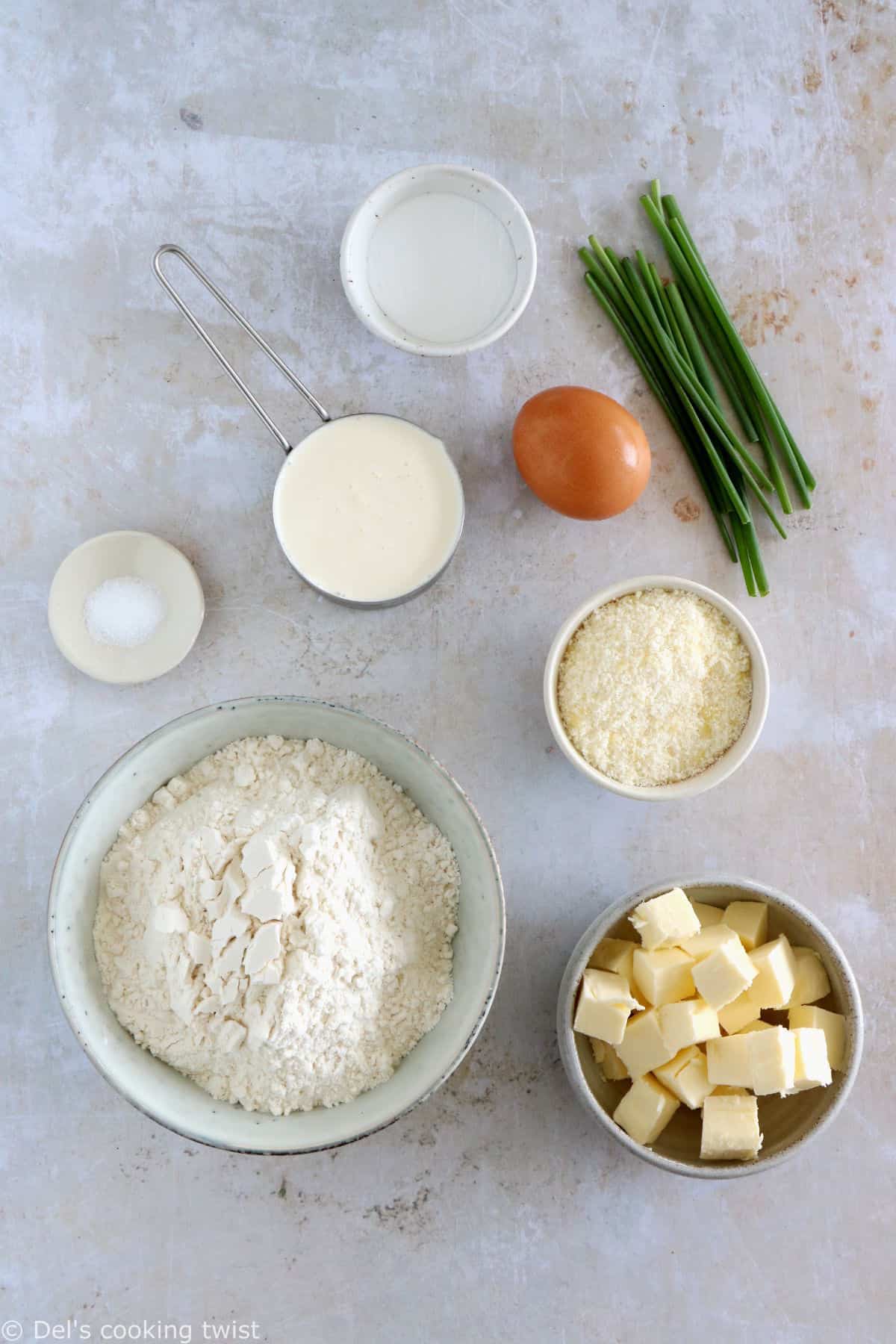 Réalisés en 30 minutes, ces scones salés au parmesan et aux herbes égaieront vos apéritifs entre amis en toute simplicité.