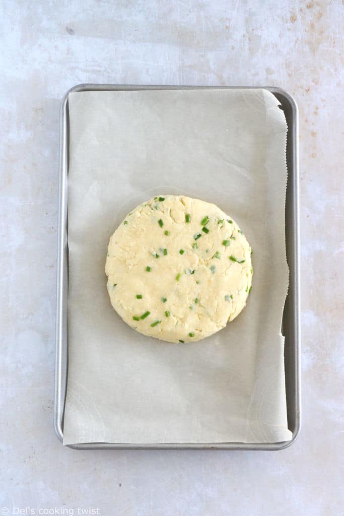 Réalisés en 30 minutes, ces scones salés au parmesan et aux herbes égaieront vos apéritifs entre amis en toute simplicité.