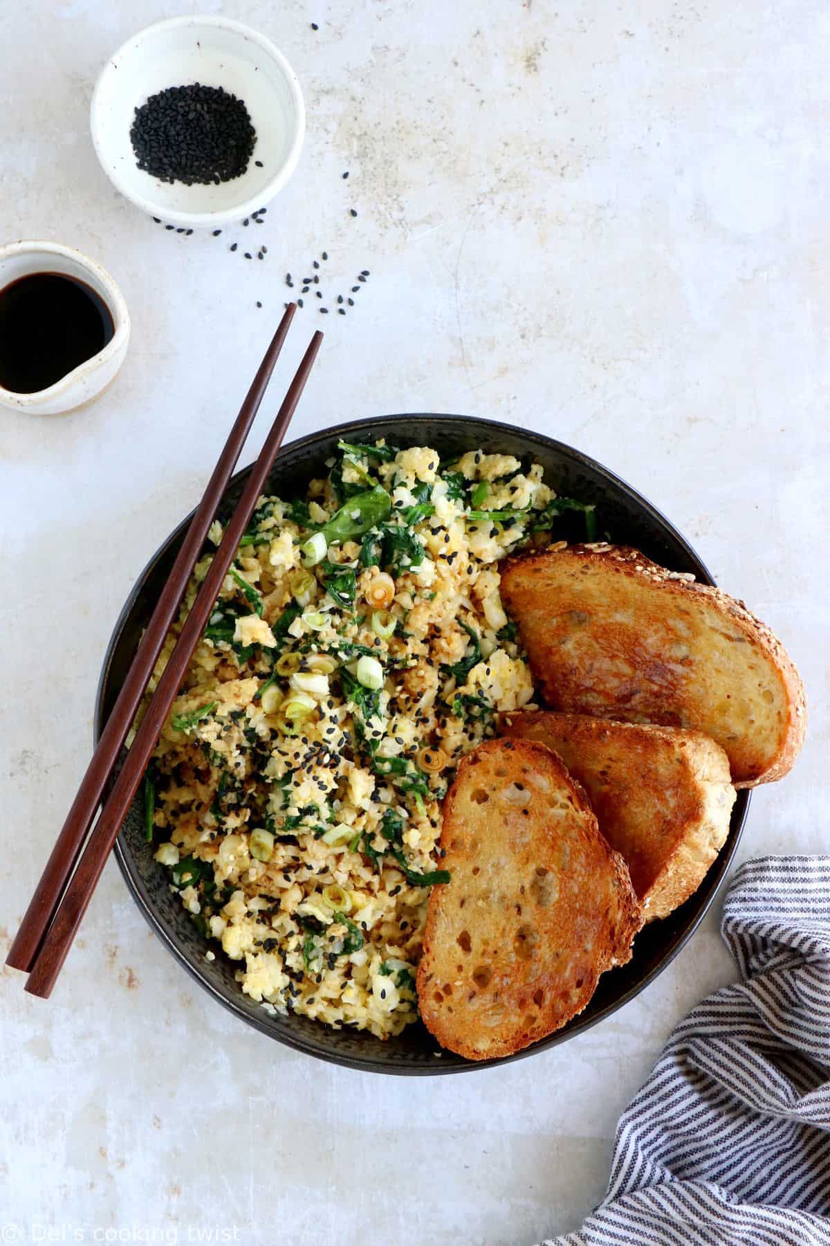 Facile et très rapide à préparer, cette brouillade d'oeufs, épinards et riz de chou-fleur sauté à l'asiatique constitue un plat végétarien sain, riche en protéines et naturellement gluten-free.