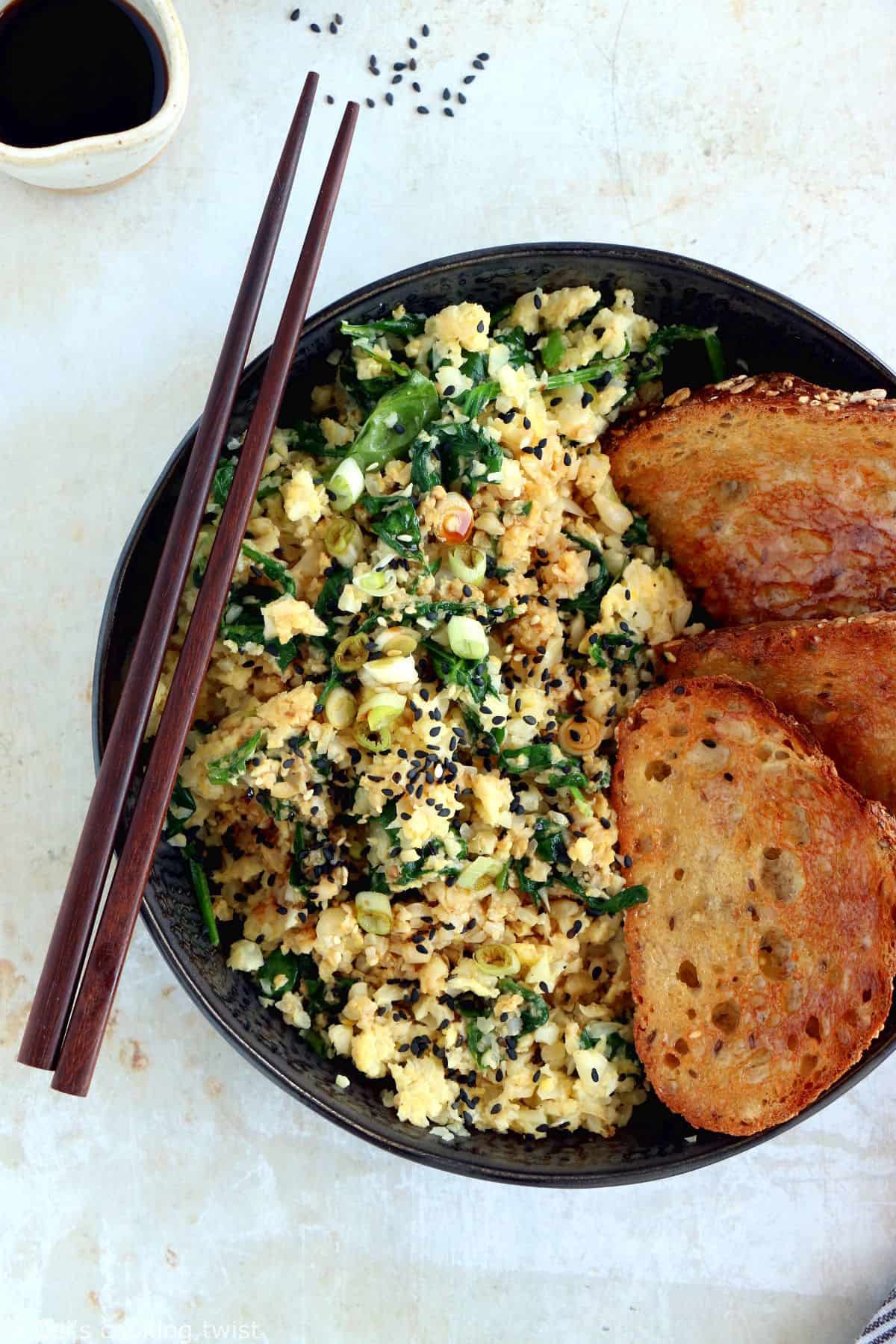 Facile et très rapide à préparer, cette brouillade d'oeufs, épinards et riz de chou-fleur sauté à l'asiatique constitue un plat végétarien sain, riche en protéines et naturellement gluten-free.