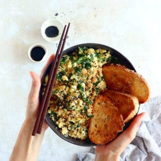 Facile et très rapide à préparer, cette brouillade d'oeufs, épinards et riz de chou-fleur sauté à l'asiatique constitue un plat végétarien sain, riche en protéines et naturellement gluten-free.